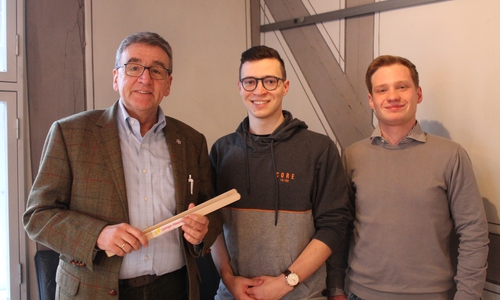 Die Jungen Liberalen Rasmus Hilgner und Max Weitemeier (v.r.n.l.) schenkten Thomas Pink eine Grillzange – mit der Hoffnung, sie bald im Seeligerpark im Einsatz zu sehen. Foto: Junge Liberale