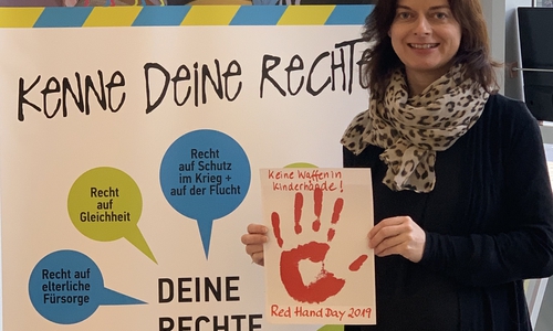 Zum Red Hand Day 2019 macht Katrin Dedolf, städtische Kinderbeauftragte, auf das Schicksal von Kindersoldaten aufmerksam. Foto: Stadt Wolfsburg