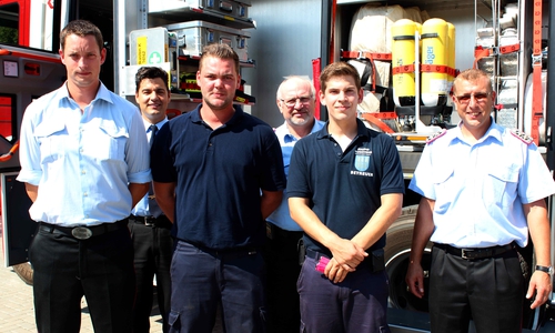Ortsbrandmeister David Ullrich (links) beförderte Johannes Grube, Fabian Wagner und Marc Decker zu Hauptfeuerwehrmännern. Im Hintergrund Kreisbrandmeister Tobias Thurau (links) und Gemeindebrandmeister Hans-Friedrich Tiemann. Foto: Bernd-Uwe Meyer