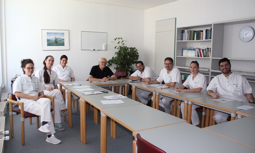 Eine Initiative für Integration: Prof. Dr. med Manfred Holzgraefe (4.v. links) mit Teilnehmern des Weiterbildungs-Kurses, ausländischen Assistenzärzten. Foto: Asklepios Kliniken Schildautal