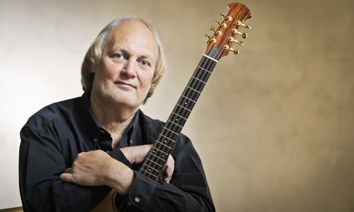 Peter Kerlin begeistert mit zarten und eindrücklichen Balladen und vielfältig arrangierten Instrumentalmelodien auf Bouzouki und Gitarre. Foto: Künstler