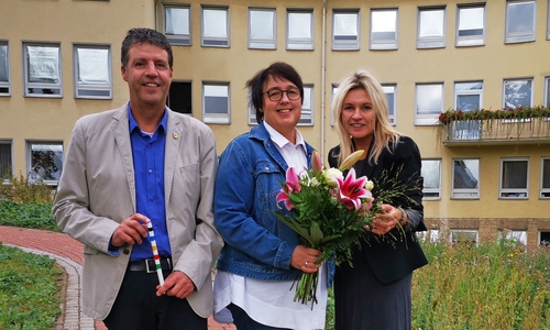 Staffelstabübergabe beim Landkreis Peine: Maik Zilling ist neuer Leiter des Jugendamtes. Andrea Pape (Mitte) erhielt als Dank für ihre Tätigkeit als kommissarische Jugendamtsleiterin einen Blumenstrauß von Sozialdezernentin Prof. Dr. Andrea Friedrich. 
Foto: Landkreis Peine