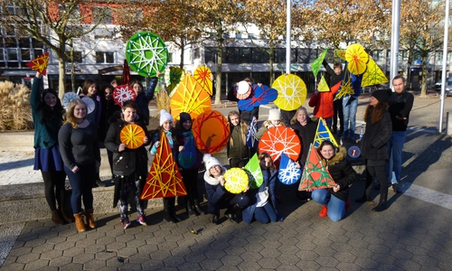 Die Klasse 5B der Neuen Schule Wolfsburg gestaltete die Dekoration für "Advent im Schloss". Foto: Stadt Wolfsburg