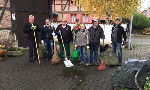 SPD Halchter reinigte den Dorfplatz. Foto: privat