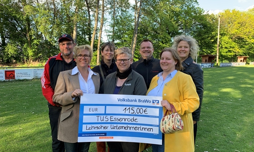 Die Übergabe der Spende auf dem Sportplatz in Essenrode mit Wolfgang Schmidt (2. Vorsitzender TUS Essenrode), Gaby Könnecker, Vera Weng, Gudrun Schatt, Götz Brendes (1. Vorsitzender TUS Essenrode), Diana Siedentopf und Christina Schütz. Foto: Unternehmerinnen Lehre