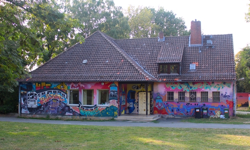 Der Kinder- und Jugendtreff an der Swindonstraße: Hier könnte bald auf Kunstrasen gekickt werden. Foto: Nick Wenkel