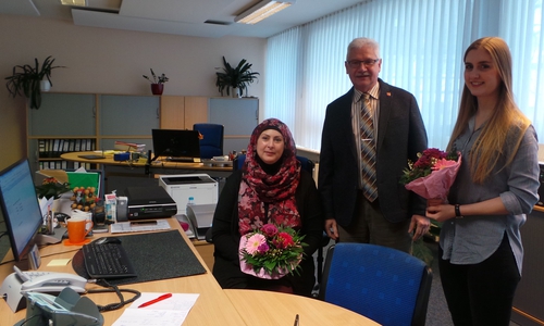 Bürgermeister Henry Bäsecke begrüßt Cakir Kaya (li.) an ihrem neuen Arbeitsplatz im Bürgerbüro und gratuliert Chiara Scholz zum erfolgreichen Abschluss ihrer Ausbildung. Foto: Stadt Schöningen 