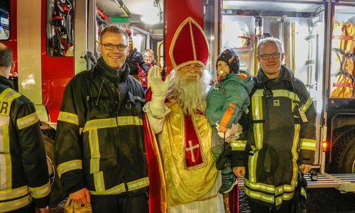 Der Nikolaus kam mit der Feuerwehr auf den Stadtmarkt. Fotos: Stadt Wolfenbüttel/RAE