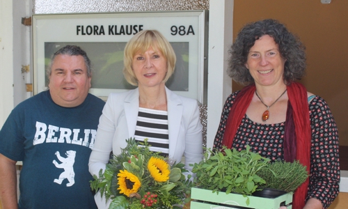 Als Bundestagsabgeordnete verabschiedete sich Brigitte Pothmer (Mitte) von den Salzgitteraner Grünen. Landtagskandidat Ercan Kilic und Bundestagskandidatin Ghalia El Boustami verabschiedeten sie mit Blumen. Foto: Grüne Salzgitter