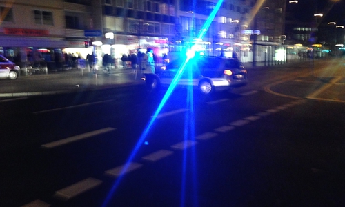 Täter brach in Autohaus ein und zerstörte eine Tür. Foto: Robert Braumann