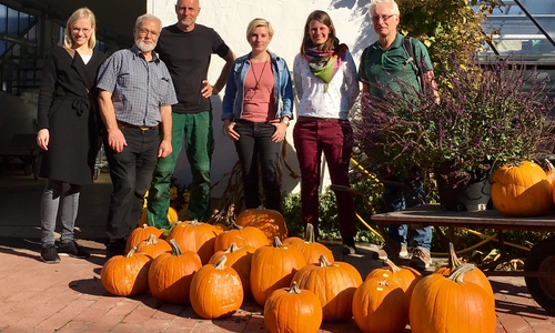 Die Besucher lassen sich die Arbeitsweise und die Produkte der Klostergärtnerei Riddagshausen erläutern (von links): Jenny Grünberg (Neuerkerode), Hilmar Nagel (Kreistag), Olaf Redlin (Neuerkerode), Imke Byl und Julia Willie Hamburg (Landtagsfraktion), Holger Barkhau (Kreistag). Foto: Kreistagsfraktion Bündnis 90/Die Grünen