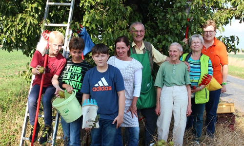 Mitglieder der Remlinger Umwelt- AG am Uehrder Weg in Roklum
Foto: Bernd-Uwe Meyer