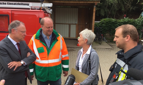 Bürgermeister Andreas Memmert (2. v. li.) und Gemeindebrandmeister Daniel Zalesinski (re.) im Gespräch mit Ministerpräsident Stephan Weil und Landrätin Christiana Steinbrügge auf dem Bauhof in Hornburg. Foto: Alexander Dontscheff