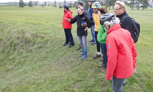 Eva Goclik vom BUND Braunschweig informiert die Cremlinger Grünen über bedrohte Pflanzen in den Herzogsbergen. Foto: Bernhard Brockmann