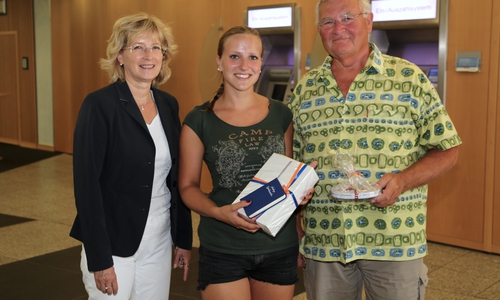 Claudia Kayser, Leiterin der Direktion Wolfsburg von der Volksbank BraWo (links), übergibt die Preise an Sarah Kossmann und Johannes Stengler. Foto:
Volksbank BraWo 