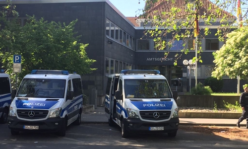 Unter erhöhten Sicherheitsvorkehrungen wurde heute Morgen der Prozess gegen einen 27-Jährigen eröffnet, der ältere Menschen betrogen haben soll. Foto: Nino Milizia