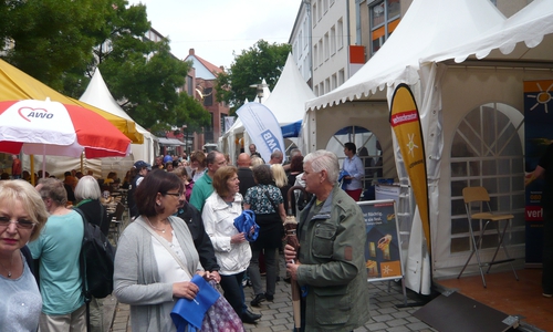 An vielen Ständen warten umfangreiche Informationen auf die Besucher. Foto: Stadt Wolfsburg
