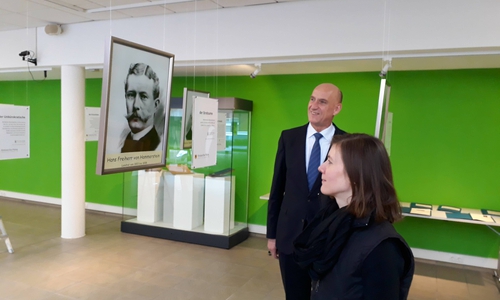 Bilder von vier Landräten fehlen bei der Ausstellung. Foto: Henrik Kühn, Landkreis Peine 