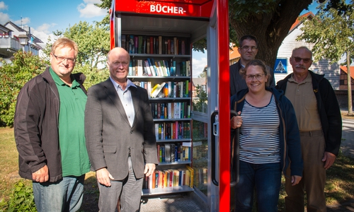 Der Ortsrat freut sich über die Bücherzelle für Halchter. ​V.l. Matthias Langer, Gerhard Kanter, Stefan Strehlow, Dr. Susanne Schröder und Jörg Remmer. Es fehlen die Ortsratsmitglieder Evelyn Fitzner und Gerd Uplegger. Foto: Werner Heise