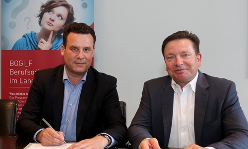 Besiegeln die weitere Zusammenarbeit: Gifhorns Bürgermeister Matthias Nerlich (links) und Oliver Syring, Geschäftsführer der Allianz für die Region GmbH. Foto: Allianz für die Region GmbH/Matthias Leitzke
