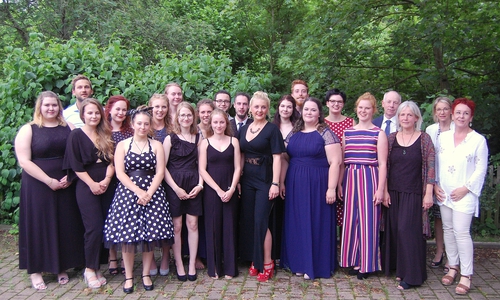 Der Abschlussjahrgang mit Stiftungsdirektor Rüdiger Becker, Schulleiterin Annegret Jäkel, Personalvorstand Jessica Gümmer-Postall und  Lehrkraft Susanne Becker. Foto: Ev. Stiftung Neuerkerode