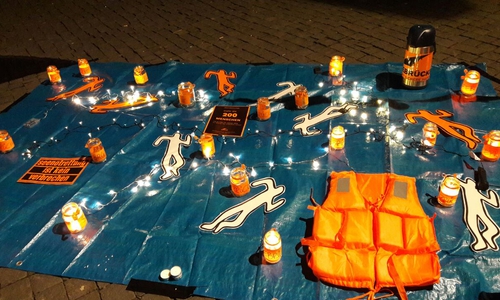 Symbolisch wurden das Meer und die vielen Ertrunkenen dargestellt. Foto: Seebrücke Braunschweig - AG Kreativer Protest