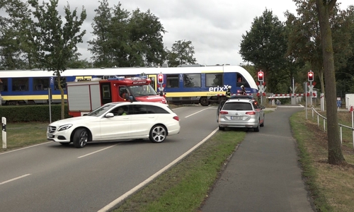 Der Bahnübergang blieb für die Dauer des Einsatzes gesperrt. Nach Ende der Bergungs- und Evakuierungsarbeiten setzt der Zug seine Fahrt ohne Fahrgäste fort. Fotos/Video: aktuell24