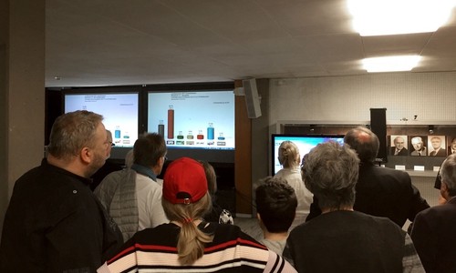 Viele Bürger verfolgten den Wahlabend direkt im Rathaus in Lebenstedt. Offenbar schienen nicht alle Salzgitteraner so interessiert zu sein. Foto/Video: Alexander Panknin