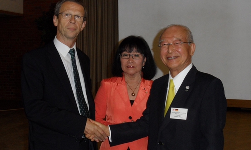 Oberbürgermeister Klaus Mohrs mit Nobuo Kamino und Teruko Balogh-Klaus (Mitte, Präsidentin der Japanisch-Deutschen Gesellschaft e.V. Region Braunschweig – Peine – Wolfsburg) im Jahr 2014 bei einem Besuch einer Delegation aus Toyohashi in Wolfsburg. Foto: Stadt Wolfsburg