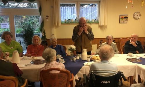 Als Mundharmonikaspieler brachte Dieter Lorenz (stehend) die Besucher kräftig zum Mitsingen. Foto: DLS
