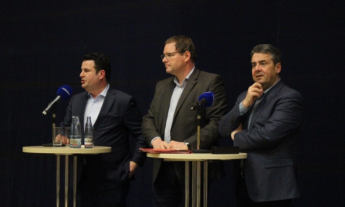 Hubertus Heil, Marcus Bosse und Sigmar Gabriel stellen sich der Diskussion um den potentiellen Koalitionsvertrag. Fotos / Podcasts: Sandra Zecchino