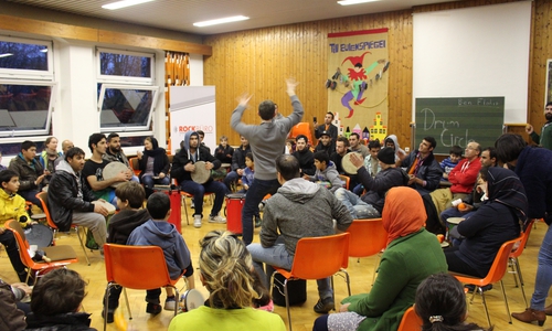 Kinder, Jugendliche und Erwachsene konnten gemeinsam trommelnd musizieren. Fotos: Jan Borner