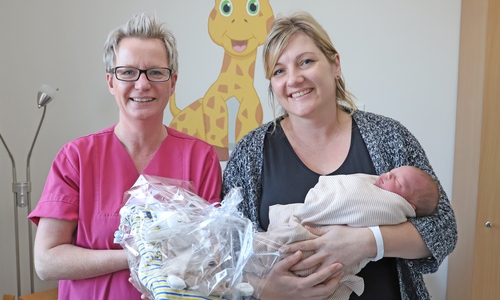 Der kleine Domenik in den Armen seiner Mama.
Foto: Städtisches Klinikum Wolfenbüttel