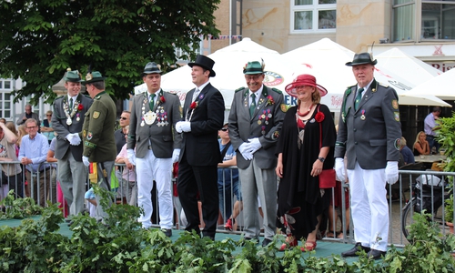 Der Schutzenkönig Stefan Raulfs (3. von links) nimmt mit Bürgermeister Matthias Nerlich (4. von links) den großen Umzug ab. Foto / Video: Sandra Zecchino