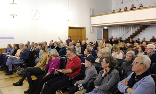 Zahlreiche Anwohner, Eigentümer und Mitglieder des Stadtbezirksrates hatten sich zur Informationsveranstaltung im Großen Sitzungssaal eingefunden. Fotos: Hackert/Walter
