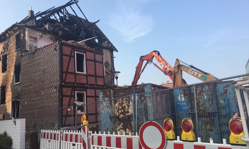 Die Brandruine wird abgerissen, die Arbeiten an der Zickerickstraße haben begonnen. Foto: Nick Wenkel