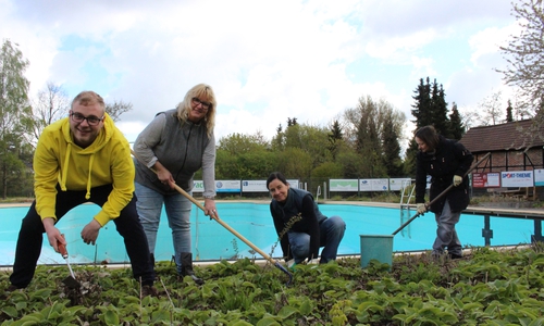 Die Mitglieder des Fördervereins des Freizeitbades Grasleben bringen ihr Bad auf Vordermann. Fotos: Eva Sorembik