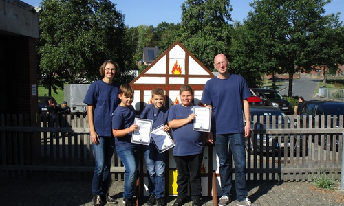 Drei Kinder der Kinderfeuerwehr Dettum mit dem Kinderfeuerwehrwart Michael Seiffert und der Betreuerin Anja Seiffert . Foto: privat