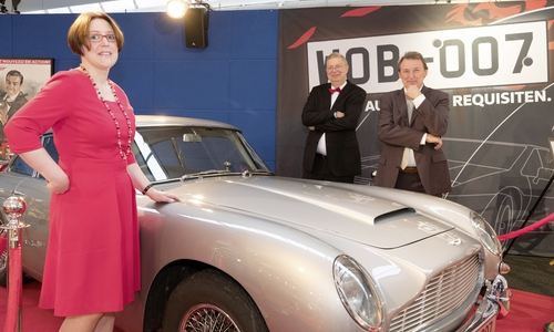 Die „Macher" der James Bond-Ausstellung im AutoMuseum: Eberhard Kittler und Dr. Siegfried Tesche (hinten, von links) und Susanne Wiersch (vorn) freuen sich über den Klassiker, der in sieben James Bond Filmen mitspielte, den Aston Martin DB 5. Fotos: Volkswagen AG