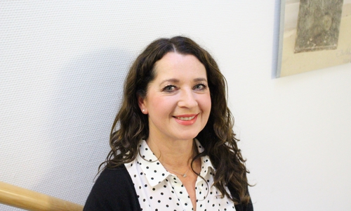 Leiterin der Kindertagesstätte Kilindum, Clarissa Henning, stellte das bilinguale Konzept der Kita vor. Foto: Max Förster