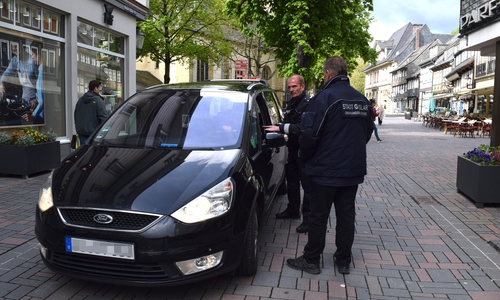 Polizei und Stadt kontrollieren gemeinsam: Ralf Buchmeier (links) und Michael Lechner halten einen Autofahrer in der Petersilienstraße an. Foto: Stadt Goslar