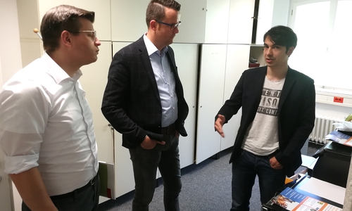 Die FDP-Landtagsabgeordneten Björn Försterling und Christian Grascha tauschten sich von Leanact-Mitbegründer und Geschäftsführer Hadi Ghorashi über die Bedürfnisse junger Unternehmer aus (v. li.). Foto: Kevin Machura