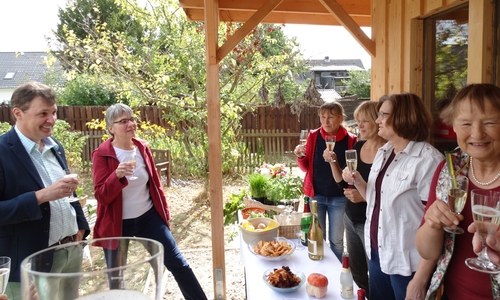Auf die Einweihung des Gartenhauses stoßen an: Dr. Andreas Kettenring,
Präsident des Rotary-Clubs Salzgitter-Wolfenbüttel, Dr. Ursula Bilitewski
(Vermittlerin zwischen RC und Stadtteilnetzwerk), Andrea Habelt, Kerstin
Schober, Dr. Christine Neumann, Dr. Gesa Wegener (Interkultureller
Gemeinschaftsgarten). Foto: Riekeberg