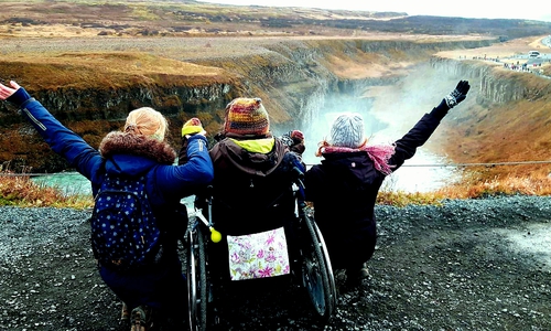  Mit dem Rollstuhl am Gullfoss, einem der schönsten Wasserfälle Islands.