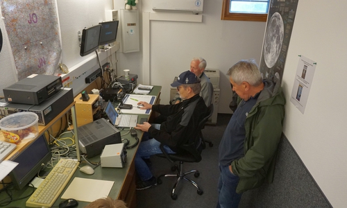 Dr. Hans Eichel, Vorsitzender des DARC-Ortsverbandes Wolfsburg, demonstriert die Möglichkeiten des Amateurfunksatelliten "Oscar-100". Foto: DARC-Ortsverband Wolfsburg