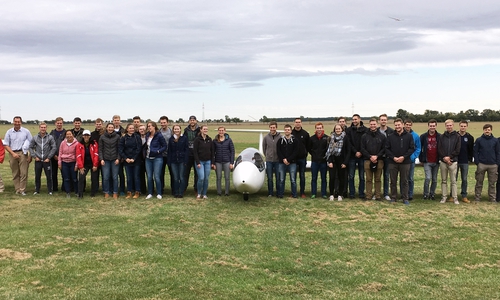 Studierende der Ostfalia heben unter der Leitung von Professor Klinge (4. von links) und Professor Boeckh (ganz rechts) beim Sozialkompetenz-Workshop Segelfliegen ab. Foto: Ostfalia