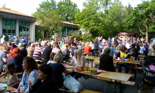 Über 1.000 Gäste, Schülerinnen und Schüler, Eltern und Großeltern, sowie viele Ehemalige, besuchten am Freitagnachmittag das Schulfest der Geitelschule. Foto. Schule 
