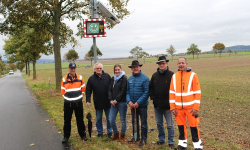 Vertreter des Ortsrates Atzum und der ausführenden SBW vor dem neuen Geschwindigkeitsmessgerät. Fotos und Podcast: Alexander Dontscheff