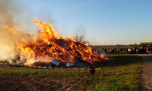 Das Osterfeuer kurz nach dem Anzünden. Foto: FFW Dettum