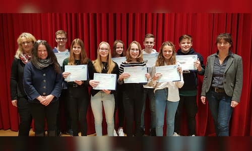 Fremdsprachen-Bereichsleitung der Kvhs Goslar, Wencke Ahäuser, Lehrerin Dr. Svaneke Schüler, Adrian Ahäuser, Lina Wall, Anouk Klöckner, Zoé Marie Bollinger, Vanessa Bollmann, Pay Philipp Symicek, Jette Elisabeth Böbel, Fabian Clemens Schüler und Schulleiterin Inga Rau. Foto: WvS Bad Harzburg